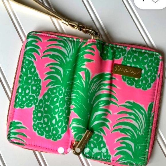 Lilly Pulitzer Handbags - Patterned Lilly Pulitzer Wristlet Good condition